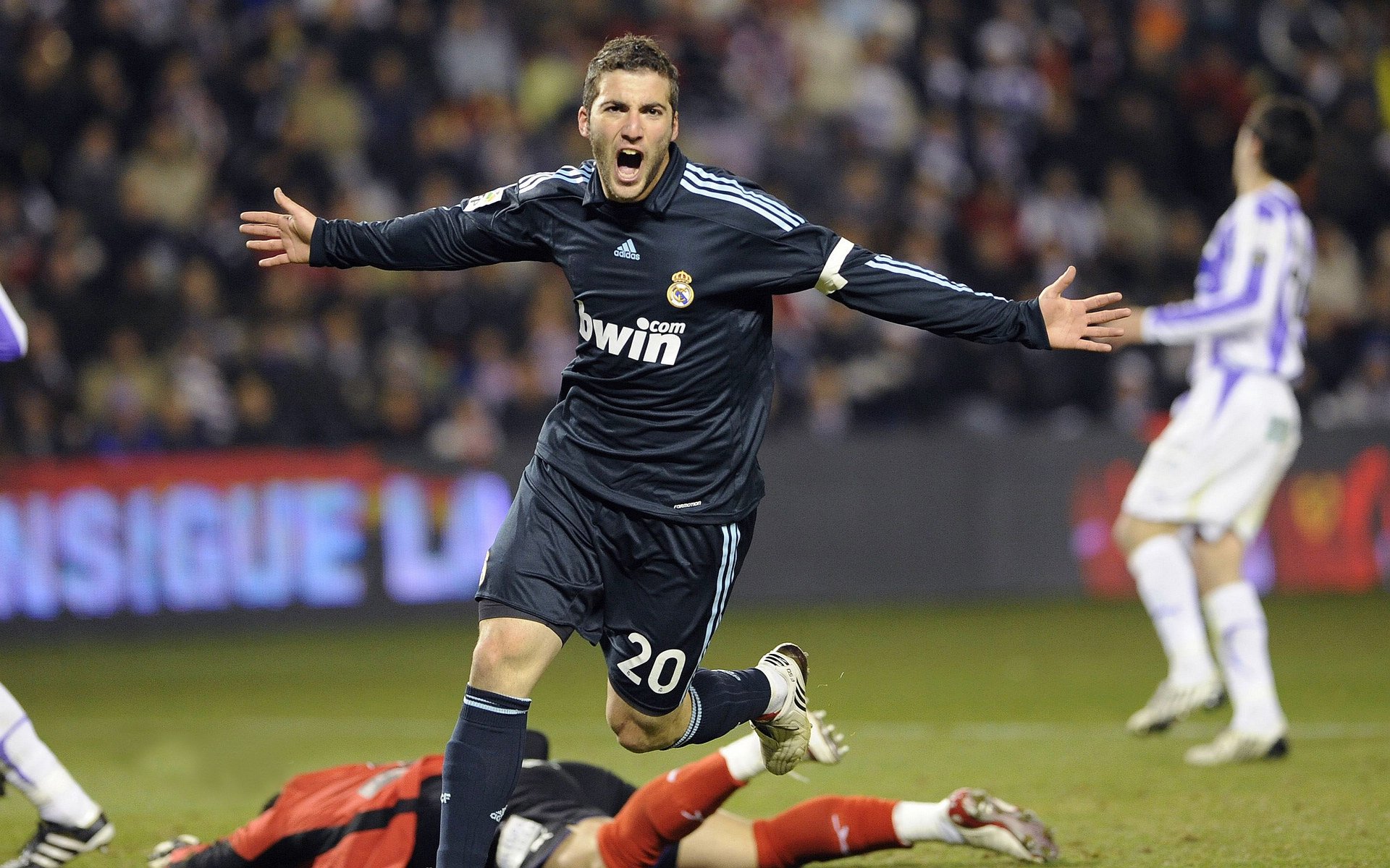 开云体育app-西甲国家德比之夜，伦纳德个人能力完全展现，篮球与足球的孤胆英雄交响曲